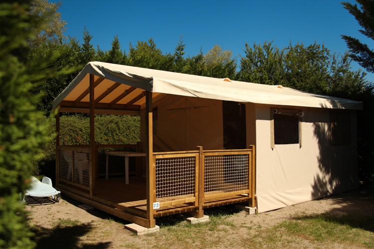 Stacaravan Ecolodge buiten