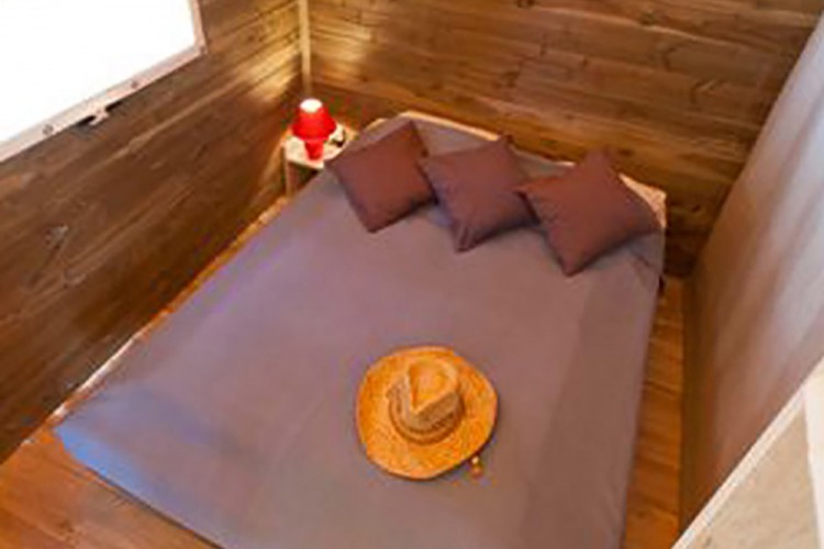 Dormitorio con cama matrimonial mobilhome Ecolodge