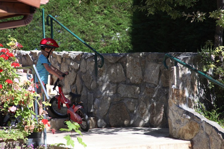 Niño con una bicicleta