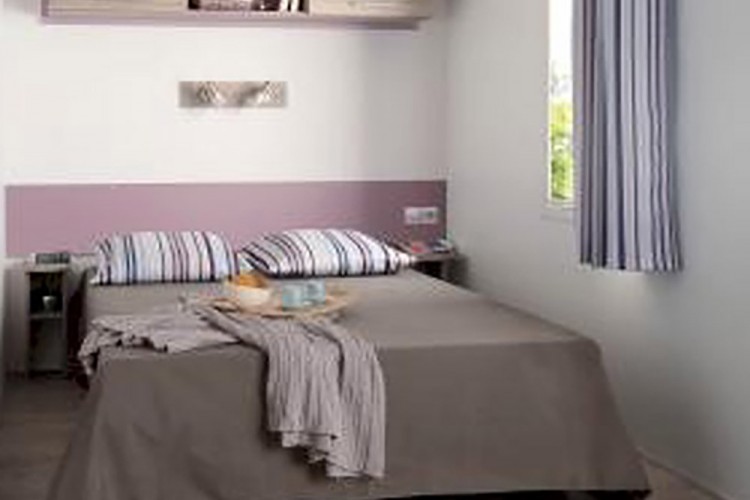 Dormitorio con cama matrimonial mobilhome Loggia