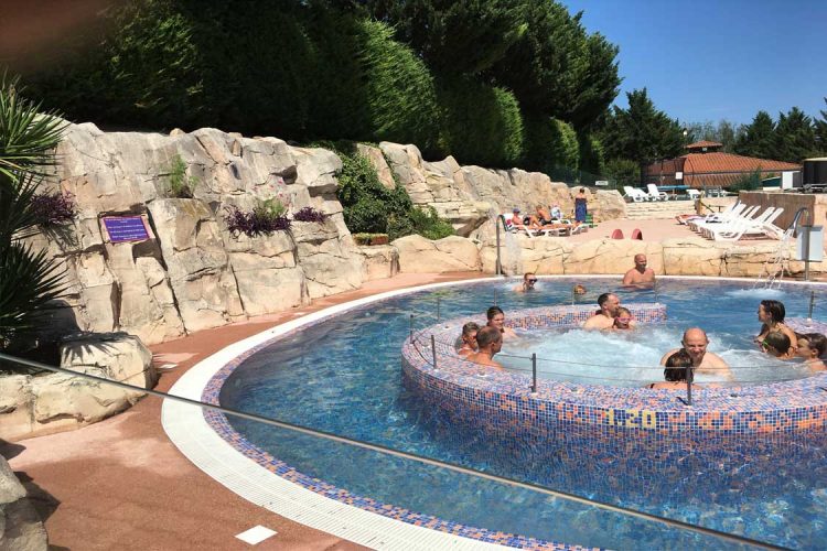 Zwembaden en kinderbad op de camping in de Auvergne