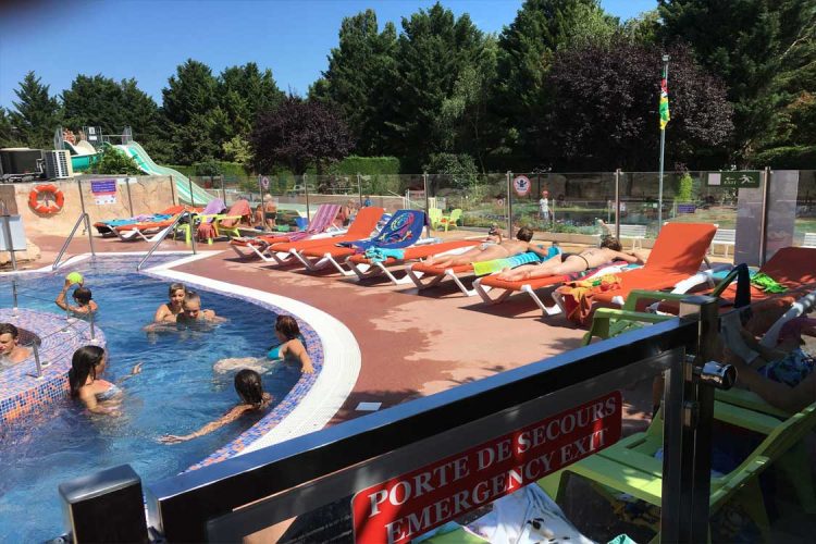 Zwembaden en kinderbad op de camping in de Auvergne