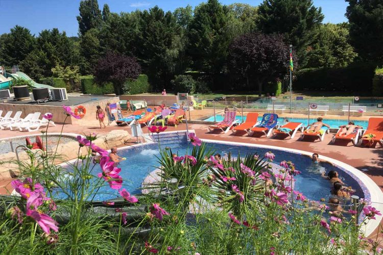 piscines et pataugeoire dans le camping en auvergne